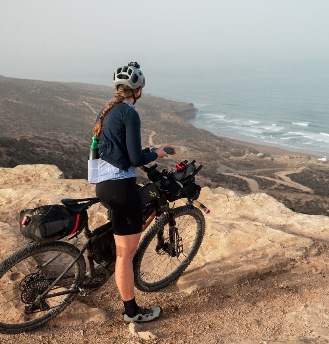 Cycliste équipée en sacoches Apidura