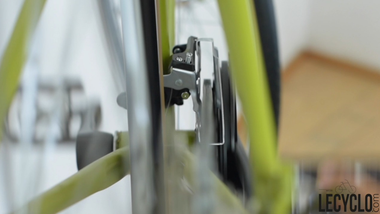 vue arrière de la bonne tension d'une chaîne de vélo