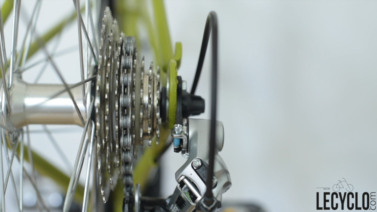 Gros plan sur un dérailleur avant de vélo