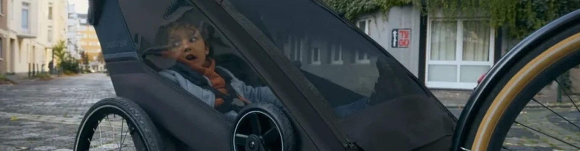Enfant dans remorque vélo thule