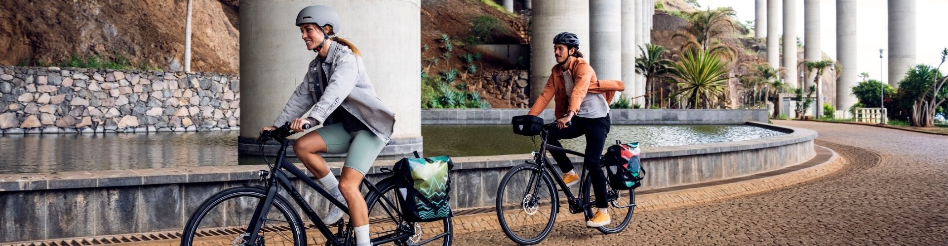 couple faisant du vélo avec sacoches casques et équipements vélo