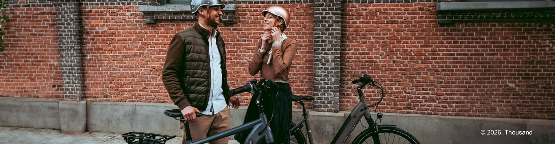 Couple de cyclistes avec casques vélo Thousand