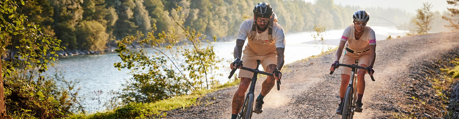 Cyclistes en sortie bikepacking habillés en maillots de vélo vaude