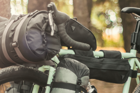 Image d'un vélo équipé de sacoches bikepacking