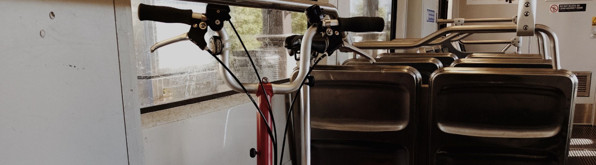 un velo est positionne dans un wagon