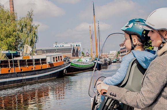 Bébés avec un casque vélo enfant