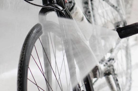 Nettoyage d'une roue avec un jet d'eau