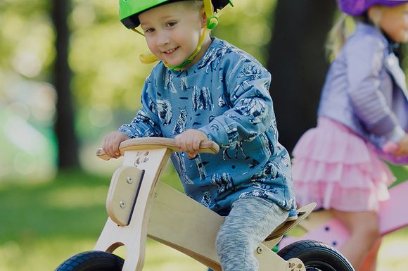 Zooms sur des draisiennes bois Dip Dap pour bébés et enfants