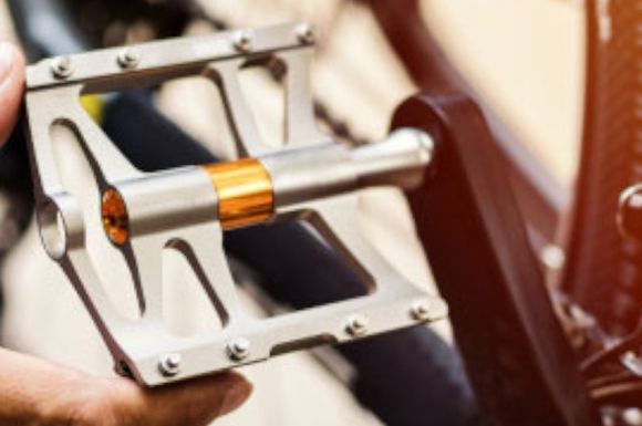 Montage d'une pédale vélo