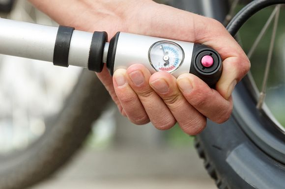 vérification de la pression du pneu avec une pompe