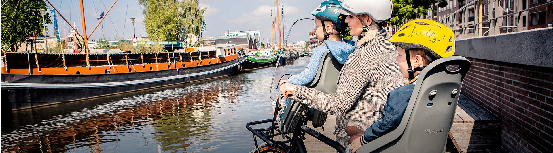 une femme transporte ses deux enfants a velo
