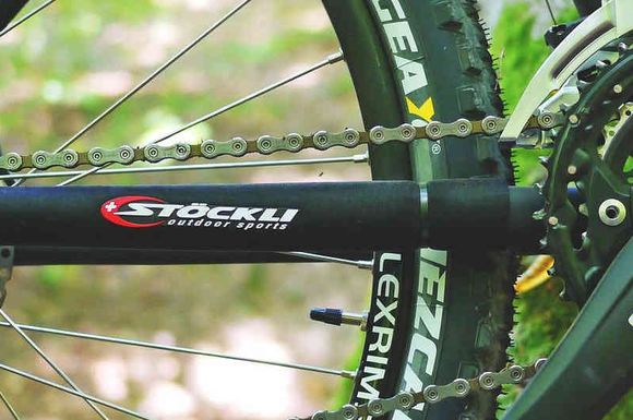 Gros plan sur les dérailleurs d'un VTT