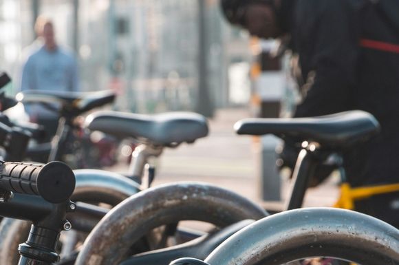 Des  vélos de villes et des gravel sont garés en ville pour le vélotaf