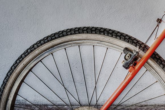 Zoom sur la roue arrière d'un vélo