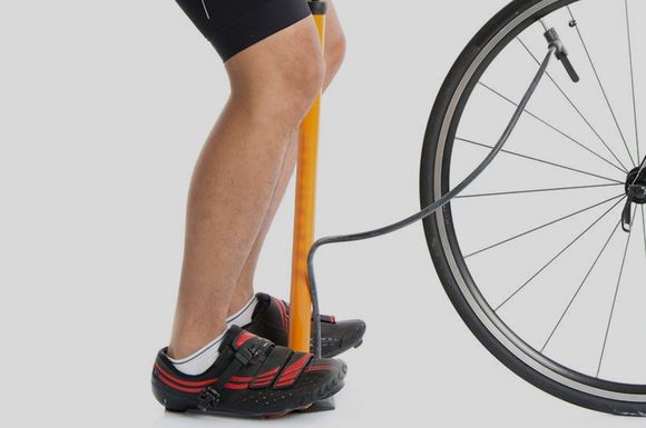 Cycliste en train d'utiliser une pompe à pied