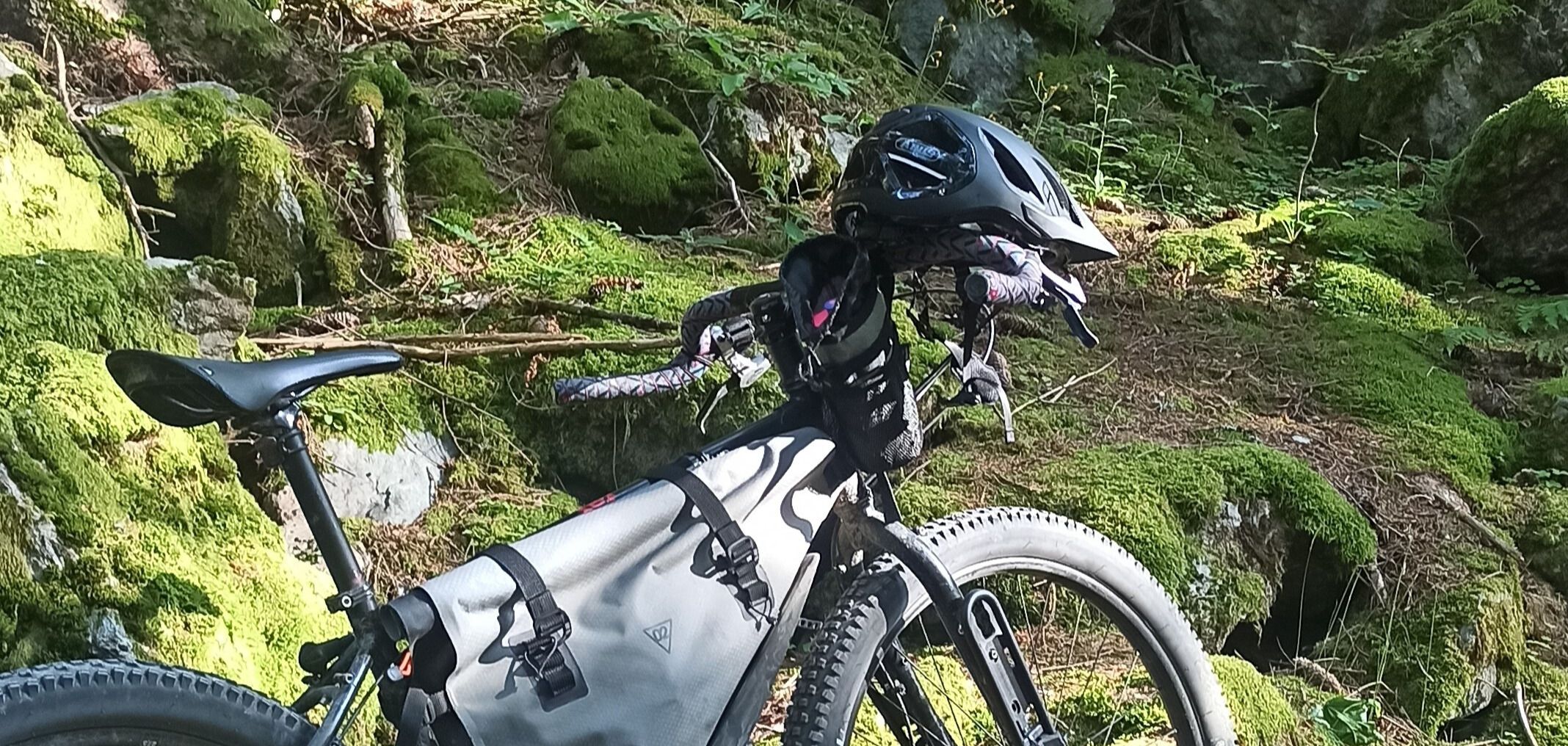 Casque Urban-I 3.0 ACE Abus posé sur cintre de vélo