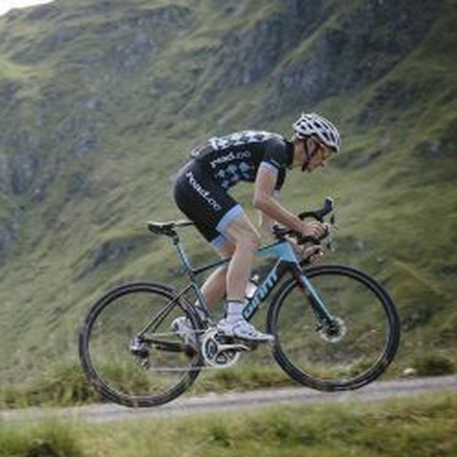 Cycliste en position sportive