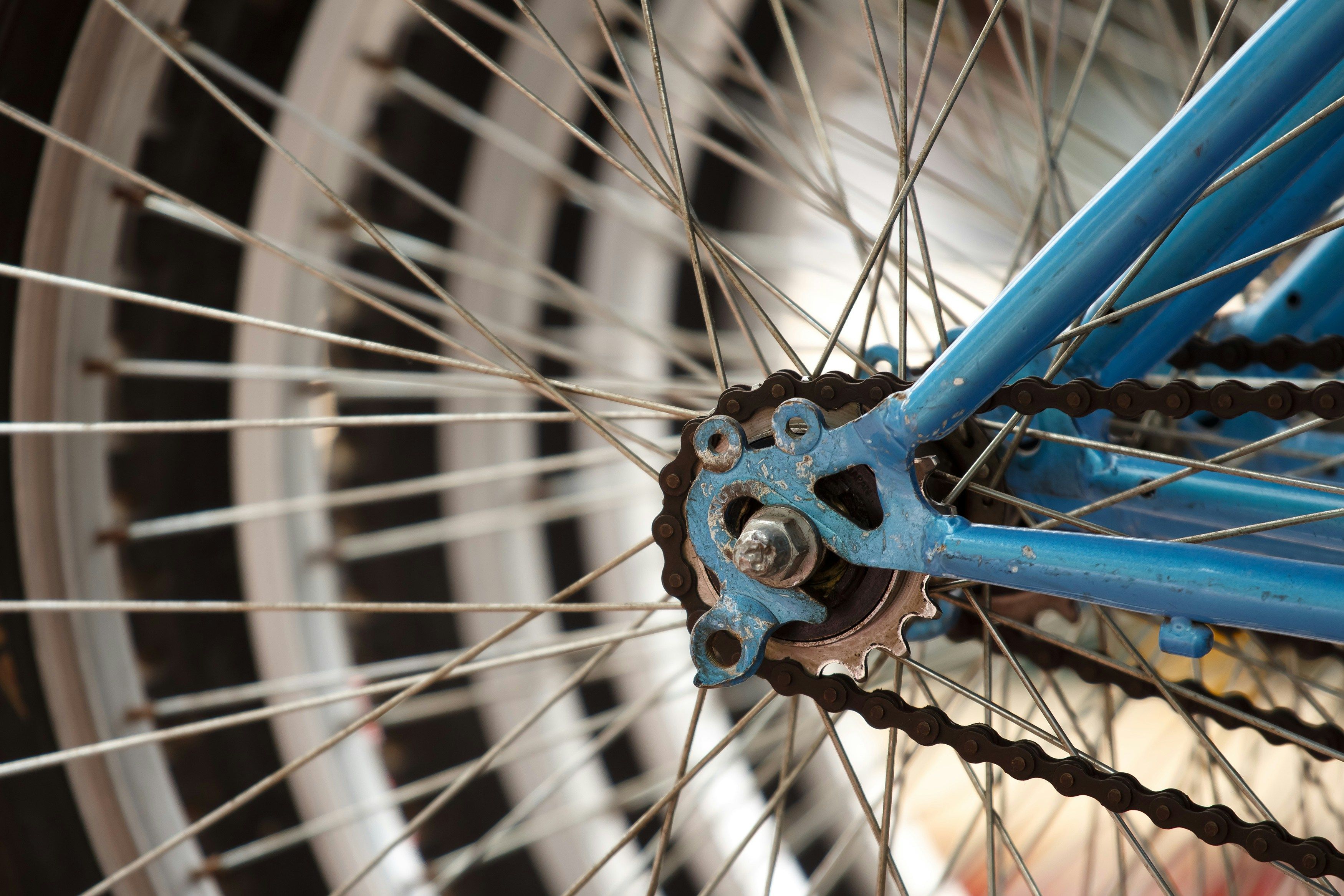 des roues de velo bleues sont alignees