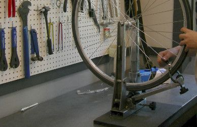 Réparer roue best sale de vélo voilée