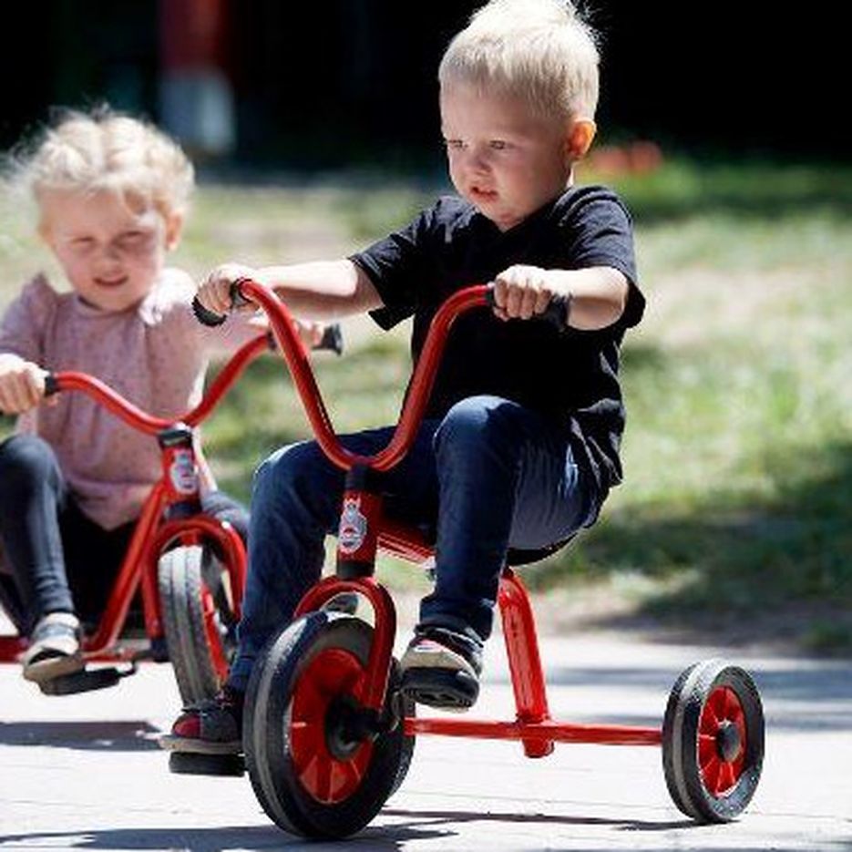 Enfant 2 ans : draisienne, trottinette, porteur ou tricycle ?