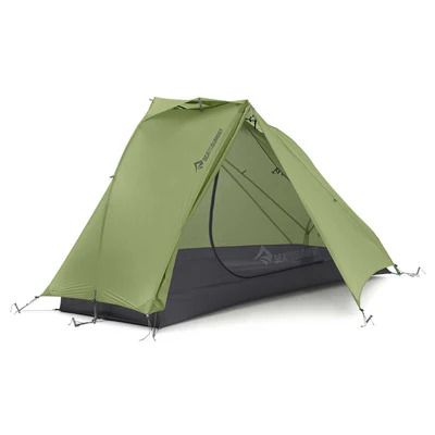 La tente semi-autoportante est plus légère que l'autoportante, pratique pour un court voyage.