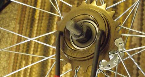 Utilisation d'une clef à double ergots pour vélo