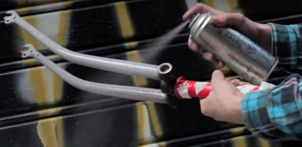 Passer une deuxième couche de peinture Spray Bike