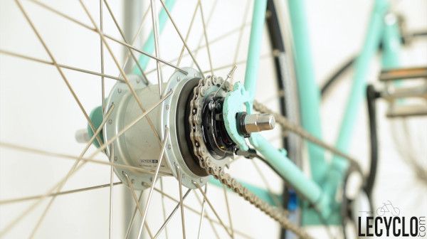 Gros plan sur un moyeu avec vitesses intégrées