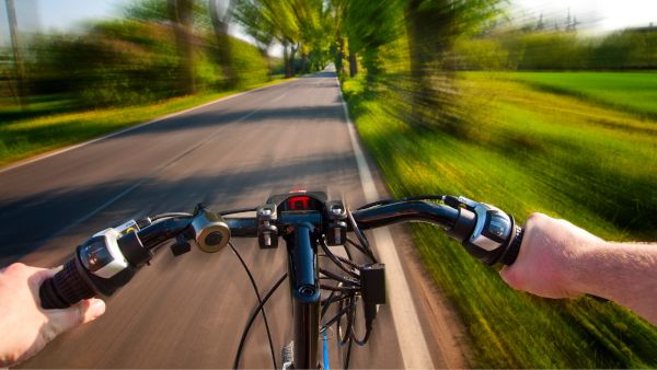 Vue d'une cycliste à pleine vitesse