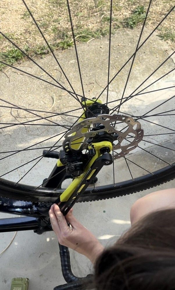 Fixation de l'Axle pack sur un vélo