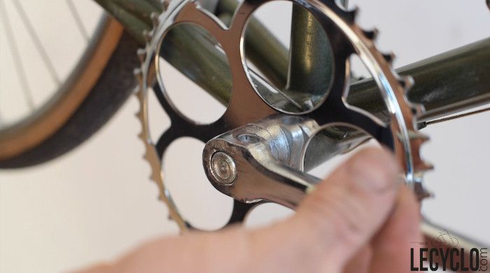 installer manivelle sur pédalier vélo à clavette