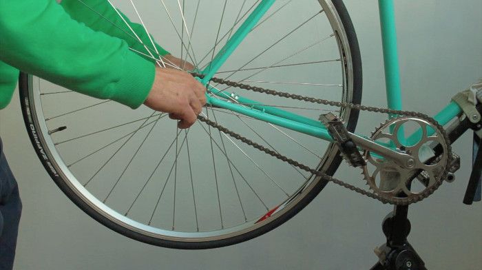 Changer le rayon d'une roue vélo, conseils et tuto étape par étape