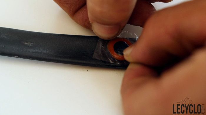 12 - Poser la rustine sur le pneu