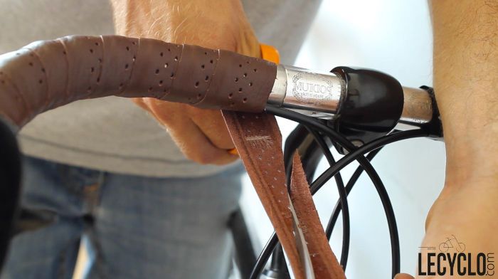 couper en biais le ruban de guidon velo