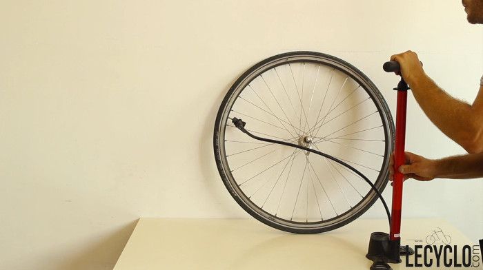 Regonfler la chambre a air apres crevaison velo
