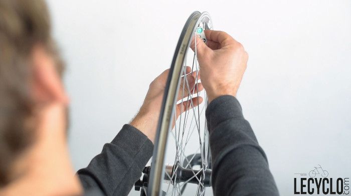 reglage tension rayons roue velo