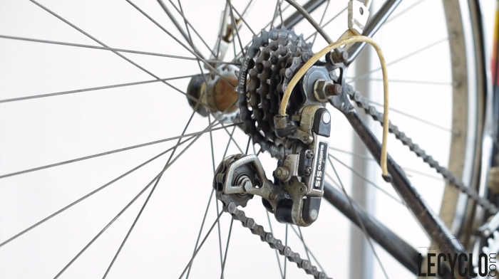 roue arriere vélo avec rayon cassé