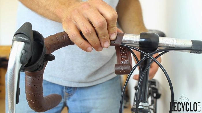 fixer le ruban de guidon de velo