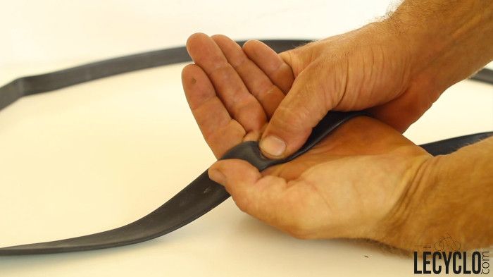 13 - Bien appuyer la rustine pour réparer la crevaison vélo