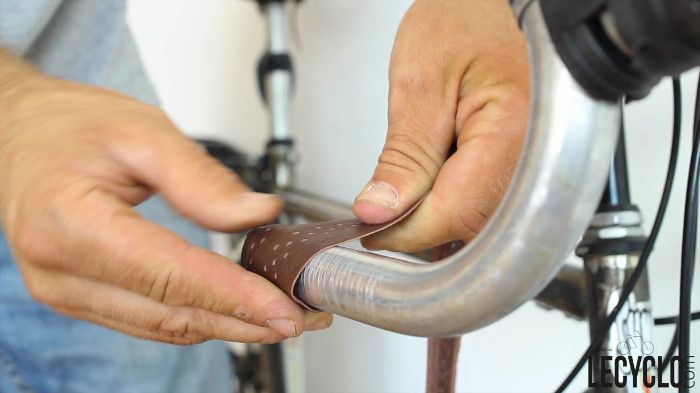 enrouler le ruban de cintre sur le guidon