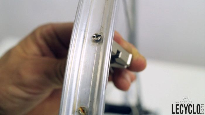 comment tendre des rayons de roue vélo