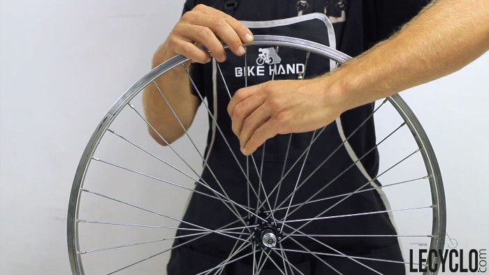 TUTO COMMENT METTRE DES COUVRE RAYON FACILEMENT SUR UN VÉLO ! 