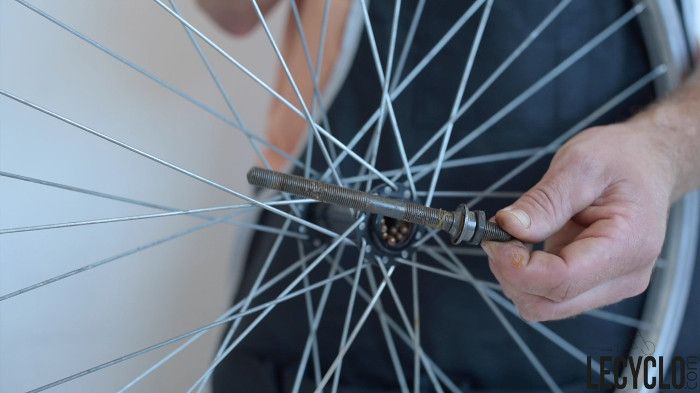 demonter axe moyeu velo