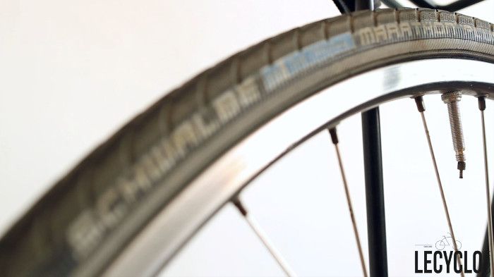 La crevaison du pneu vélo par valve de chambre à air