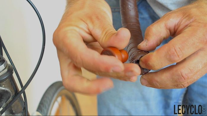 installer un bouchon de guidon velo