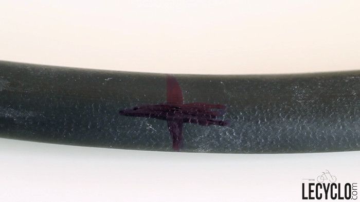 7 - marquer le trou au feutre