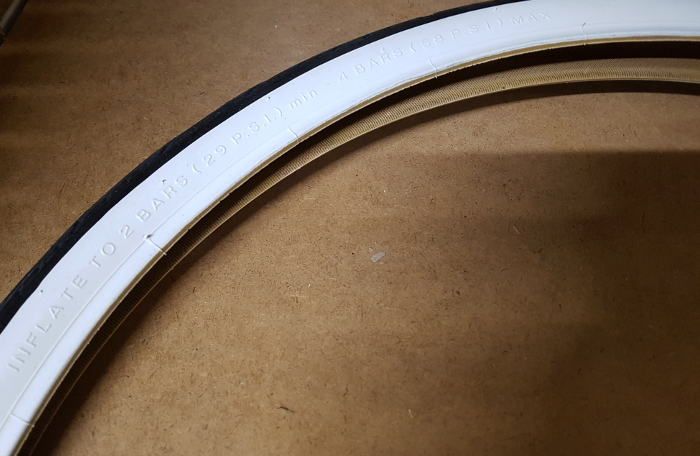 Inscriptions sur pneu de velo