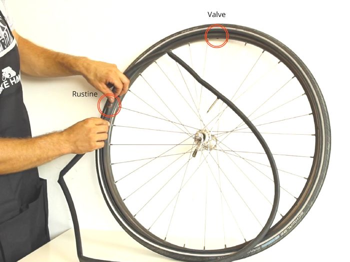 Tutoriel : la réparation d'un pneu vélo crevé en 9 points