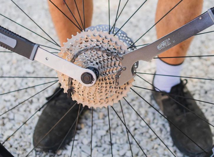 un homme est poste pres de son velo