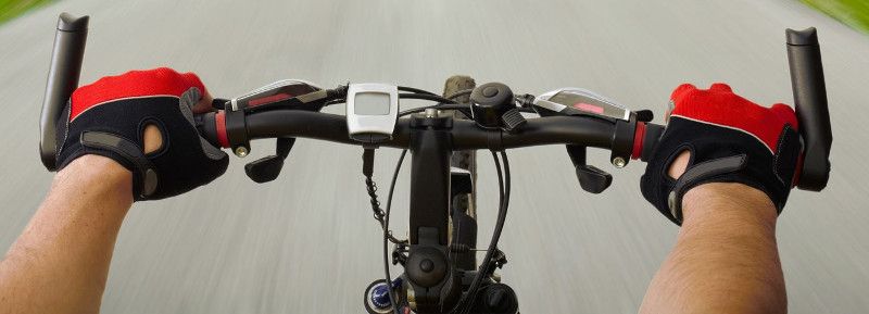 Un accessoire utile en VTT : Le support de lampe frontale sur guidon